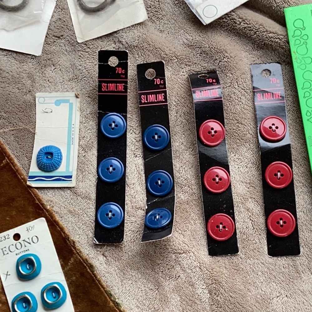 BUTTONS OLD Buttons - 4 Vintage CARDS  Total of SIX BLUE & SIX RED  DEADSTOCK